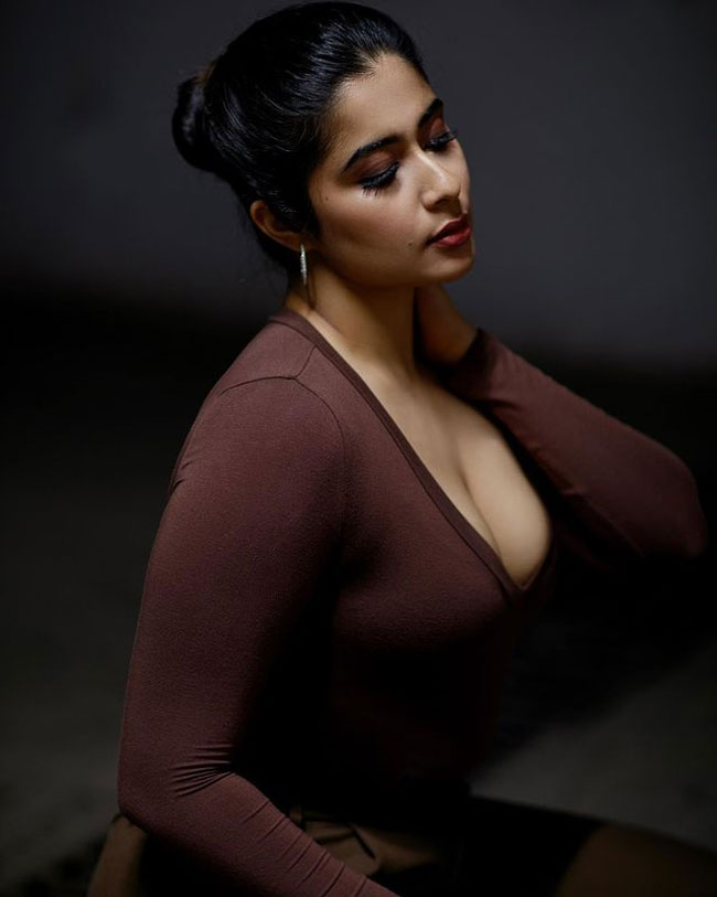 Staggering Glamour Show Of Nikita Sharma In New York